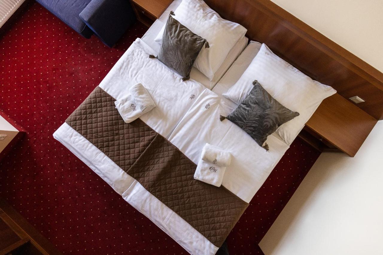 Hotel Diamond W Bialym Dworku Rumia Exteriör bild