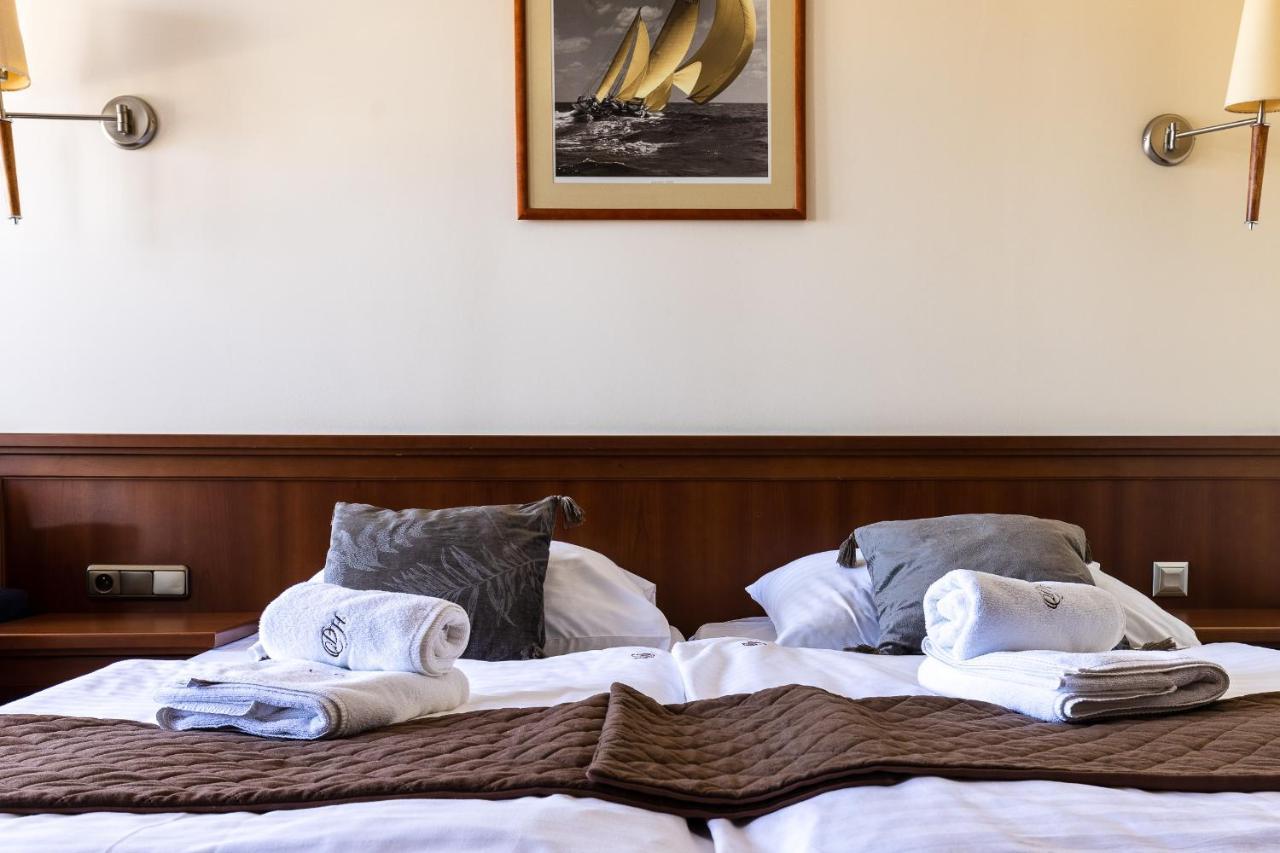 Hotel Diamond W Bialym Dworku Rumia Exteriör bild