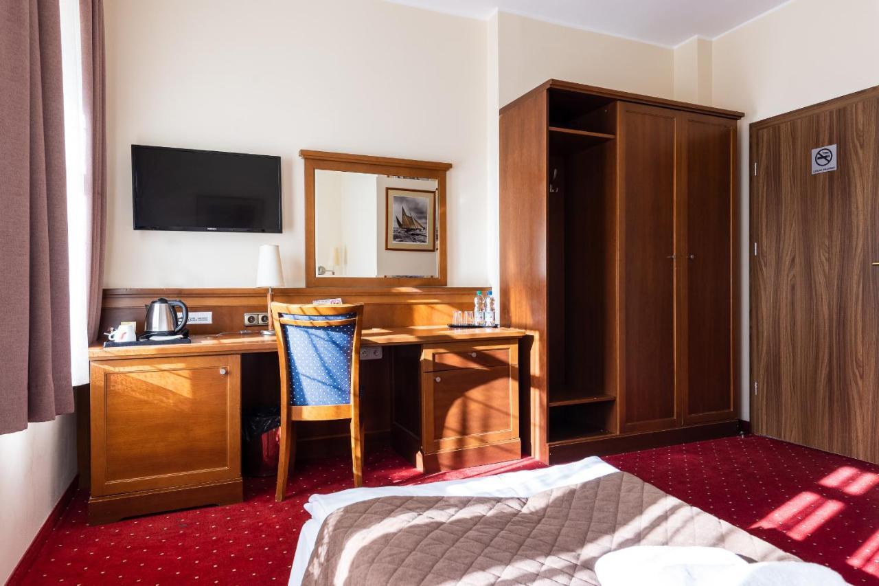 Hotel Diamond W Bialym Dworku Rumia Exteriör bild