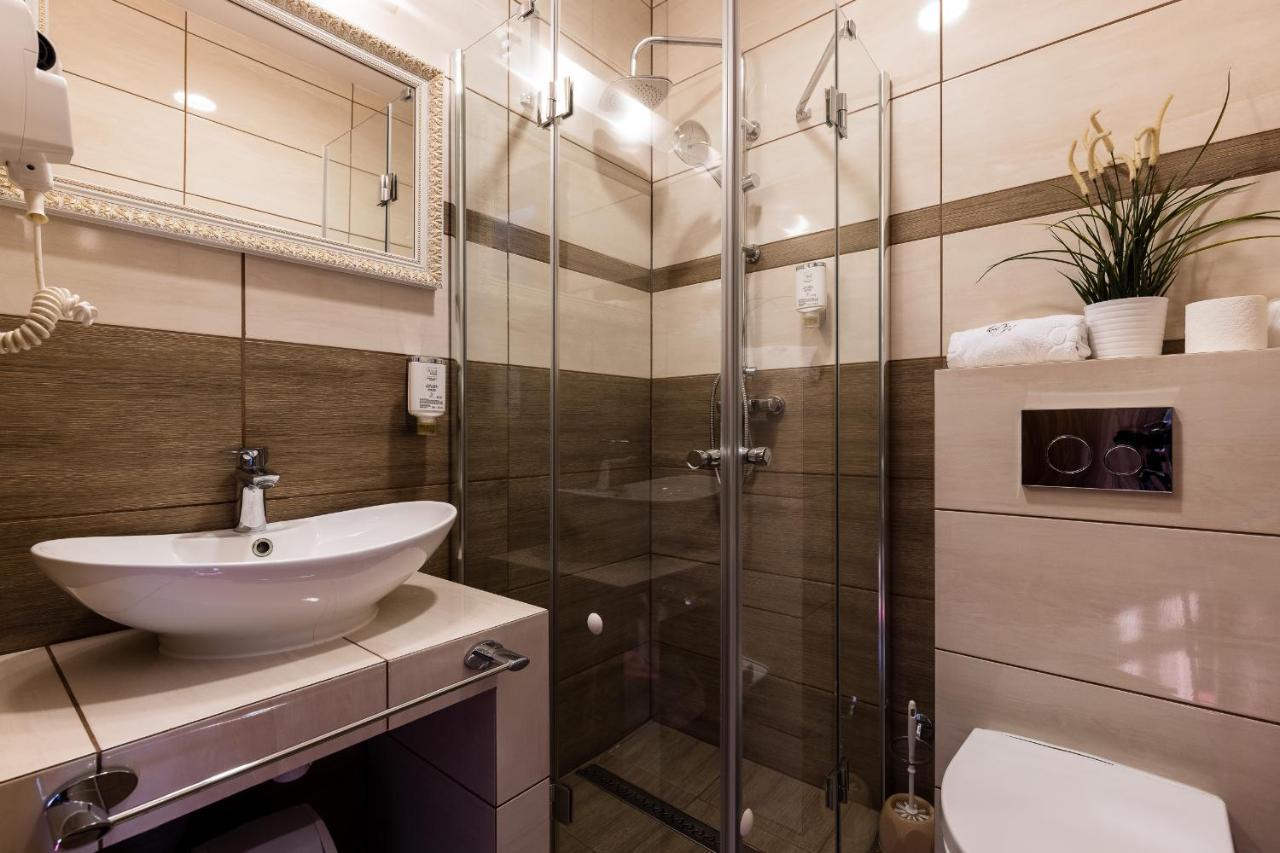 Hotel Diamond W Bialym Dworku Rumia Exteriör bild