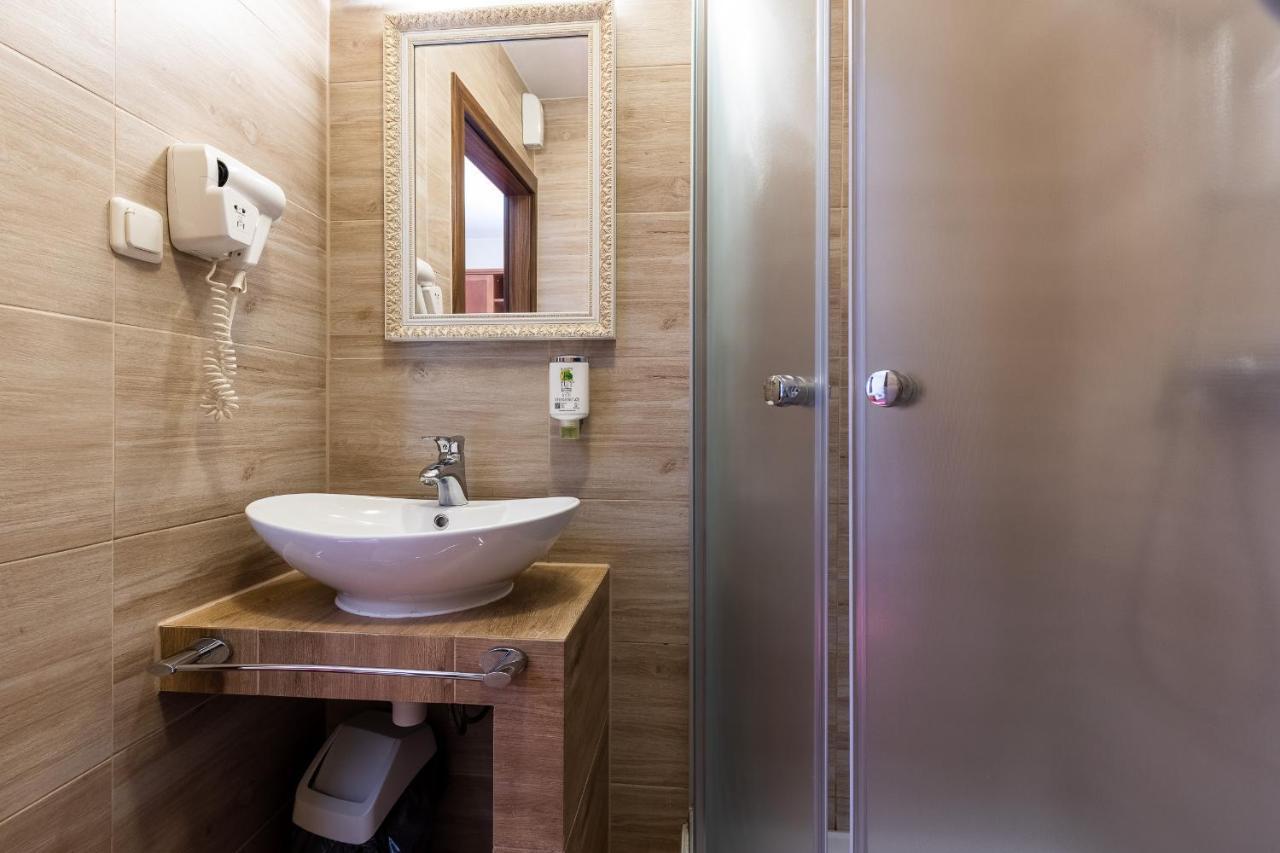 Hotel Diamond W Bialym Dworku Rumia Exteriör bild