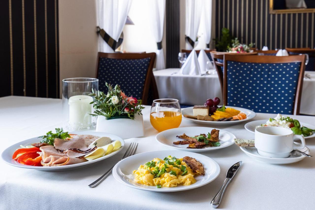 Hotel Diamond W Bialym Dworku Rumia Exteriör bild