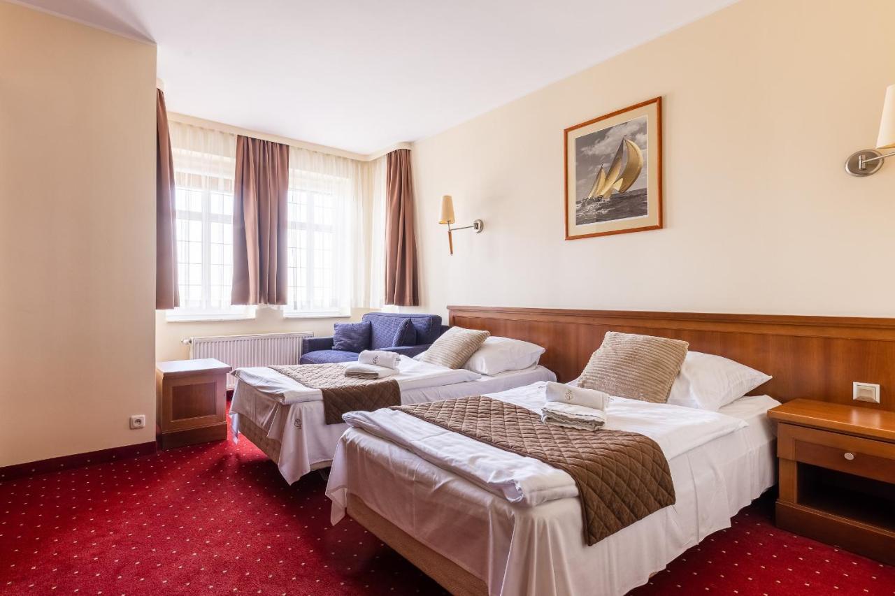 Hotel Diamond W Bialym Dworku Rumia Exteriör bild
