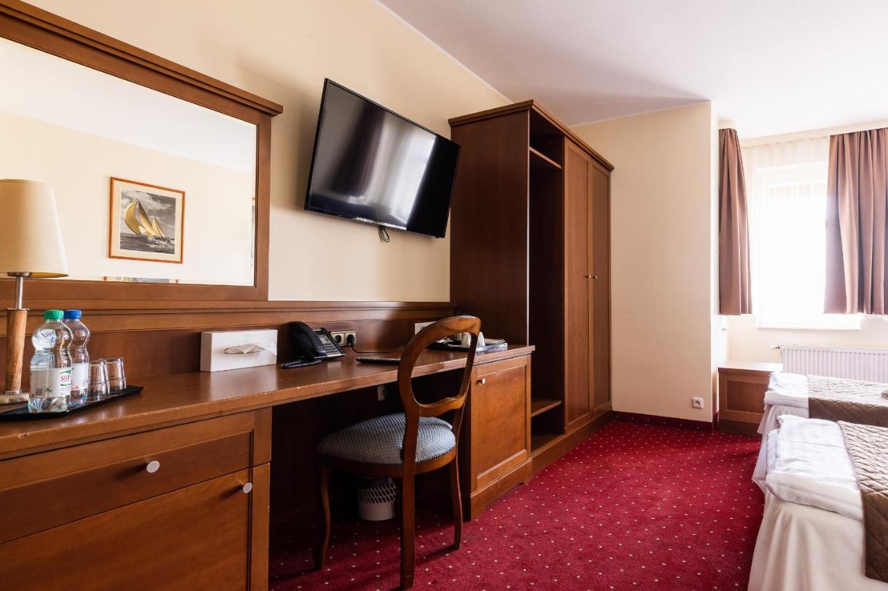 Hotel Diamond W Bialym Dworku Rumia Exteriör bild