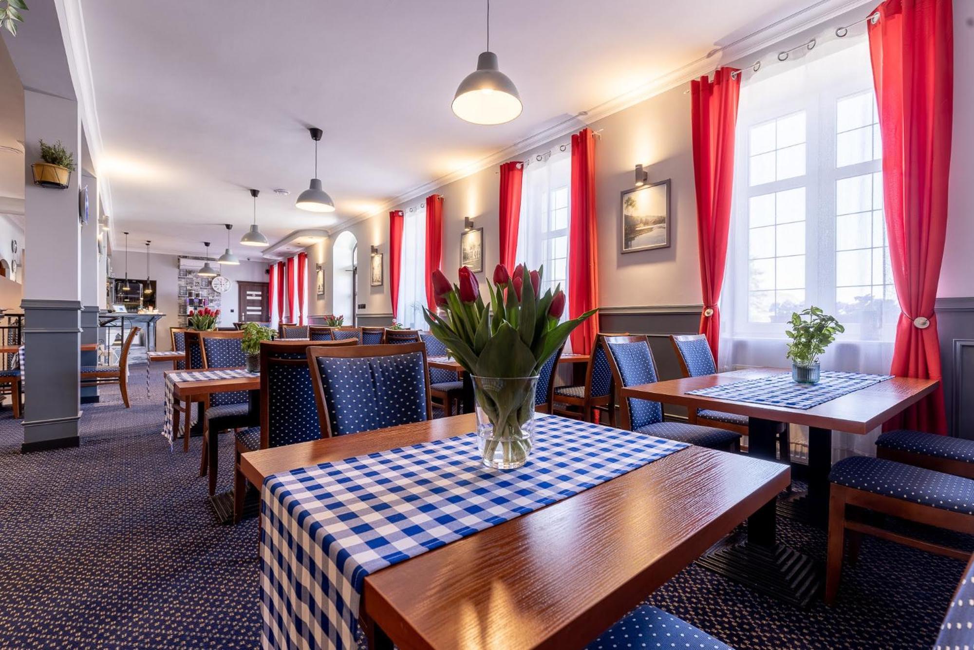 Hotel Diamond W Bialym Dworku Rumia Exteriör bild